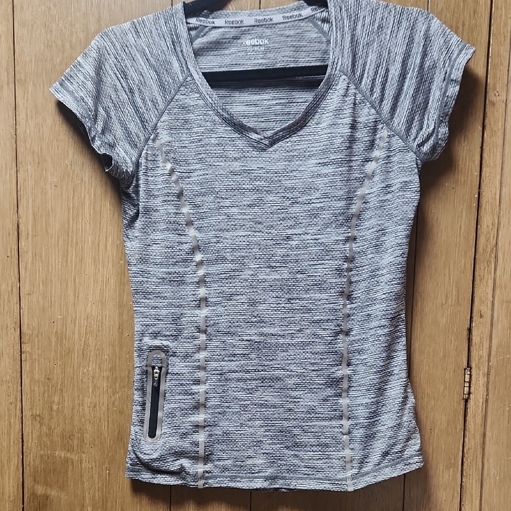 Reebok Gray Fitted Cap Sleeve T-Shirt Active Wear Light Weight Stetch